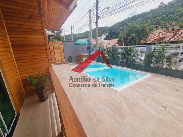 piscina com mesa